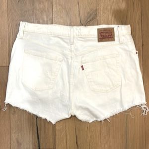 Like new. Ivory Levi’s Woman’s Shorts. Size W35